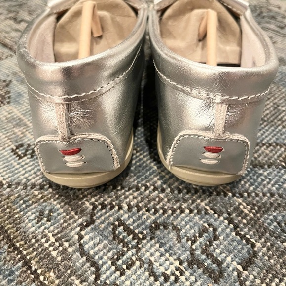 NEW Minnetonka Thunderbird Animikii Metallic Silver Moccasins, Size 9 Silver - Picture 7 of 8